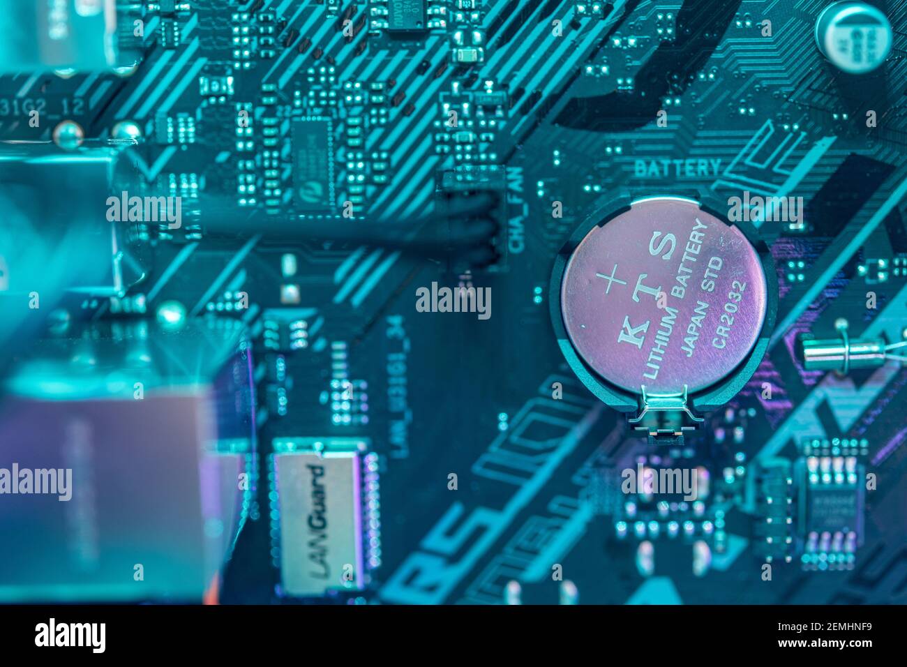 KTS Lithium-Batterie in einer Gaming-Computer-Hauptplatine Stockfoto