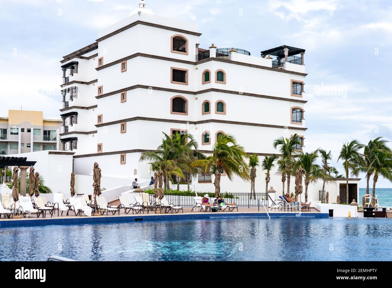 Zweistufiger Infinity-Pool mit Meerblick im Grand Residences Riviera Cancun Stockfoto