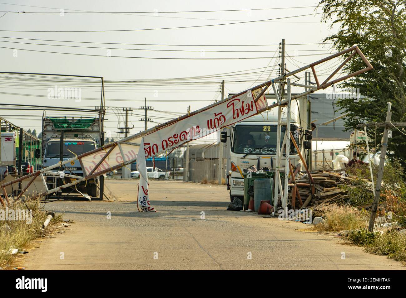 AYUTTHAYA, THAILAND, FEB 22 2020, die beschädigte Konstruktion im Industriegebiet mit Text Wir kaufen Glas, Kunststoff, Schaum. Stockfoto