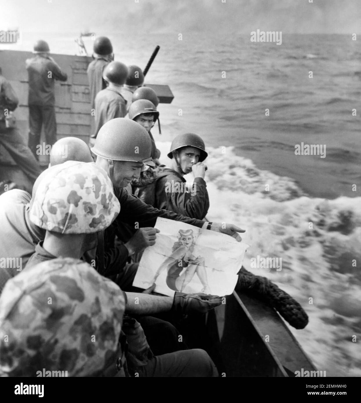 SCHLACHT VON TAWARA NOVEMBER 1943.. Amerikanische Marineinfanteristen, die sich der von Japan gehaltenen Insel Tarawa auf den Gilbert-Inseln nähern, schätzen ein Pin-up-Bild. Intensive Kämpfe töteten etwa 6000 Kämpfer. Stockfoto