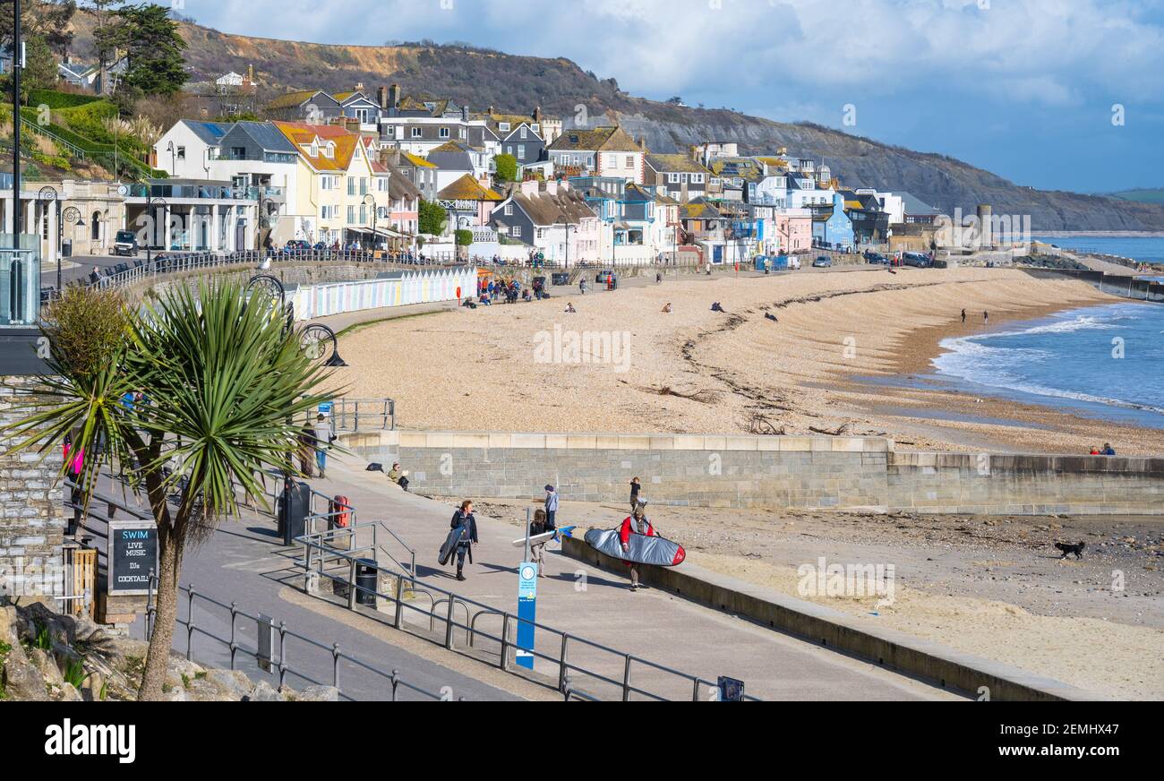 Lyme Regis, Dorset, Großbritannien. Februar 2021, 25th. UK Wetter: Die Menschen genießen die warme Sonne und den blauen Himmel an einem schönen Frühlingstag im Badeort Lyme Regis. Mehr sonniges Wetter ist vorhergesagt, wie wir in das Wochenende fahren. Kredit: Celia McMahon/Alamy Live Nachrichten Stockfoto