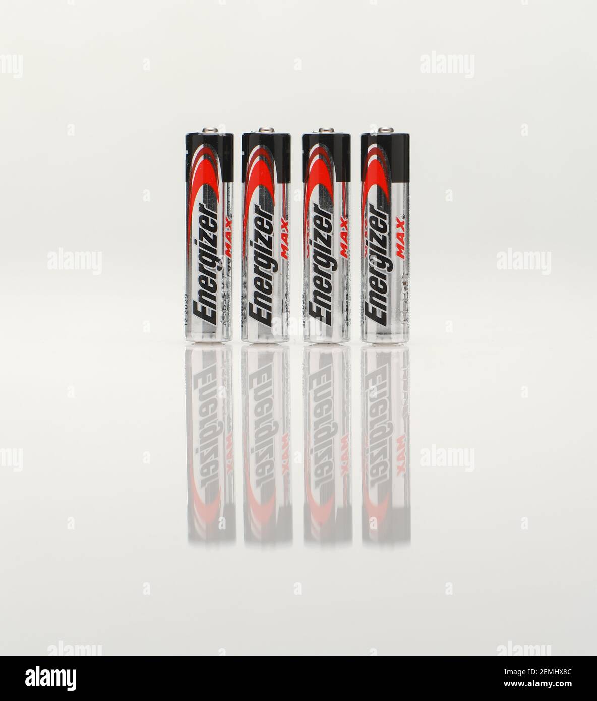 Energizer Batterien auf weißem Hintergrund mit Reflexion aufgenommen. Stockfoto