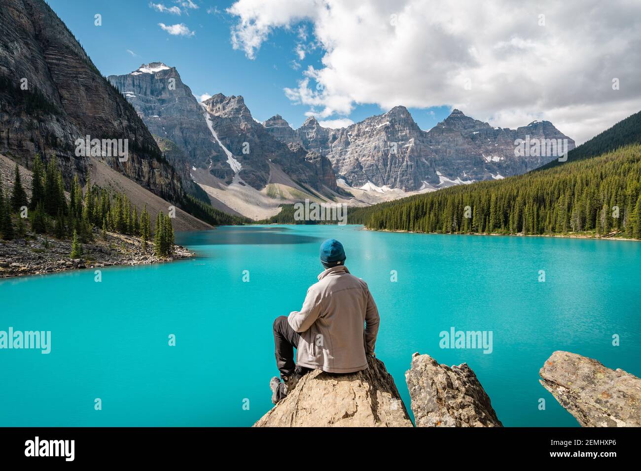 Wanderer am Moraine Lake im Sommer im Banff National Park, Alberta, Kanada. Stockfoto