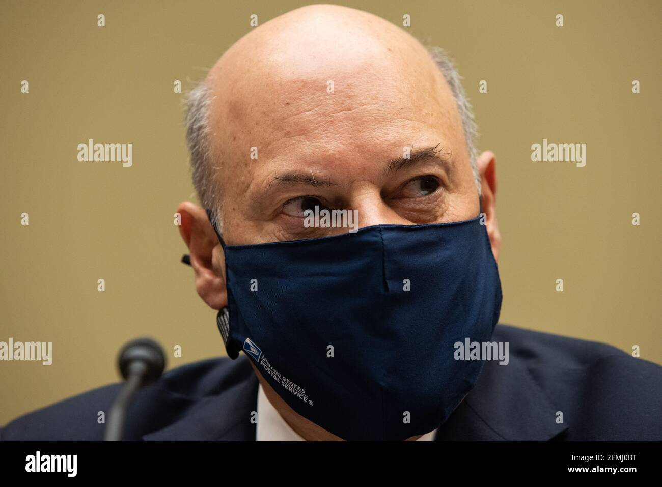 (210225) -- WASHINGTON, D.C., 25. Februar 2021 (Xinhua) -- US-Postmaster General Louis DeJoy nimmt an der Anhörung des House Oversight and Reform Committee über Legislativvorschläge Teil, um die US-Post auf eine nachhaltige finanzielle Grundlage auf dem Capitol Hill in Washington, DC, die Vereinigten Staaten, 24. Februar 2021 zu stellen. In seiner ersten Anhörung im Kongress seit den Wahlen im November sagte DeJoy einem Panel des Repräsentantenhauses am Mittwoch, dass die Operation seiner Agentur inmitten der Pandemie "zutiefst bedroht" sei und entschuldigte sich für Verzögerungen bei der Postzustellung während der Hauptsaison. (Graeme Jennings/Pool via Xinhua) Stockfoto