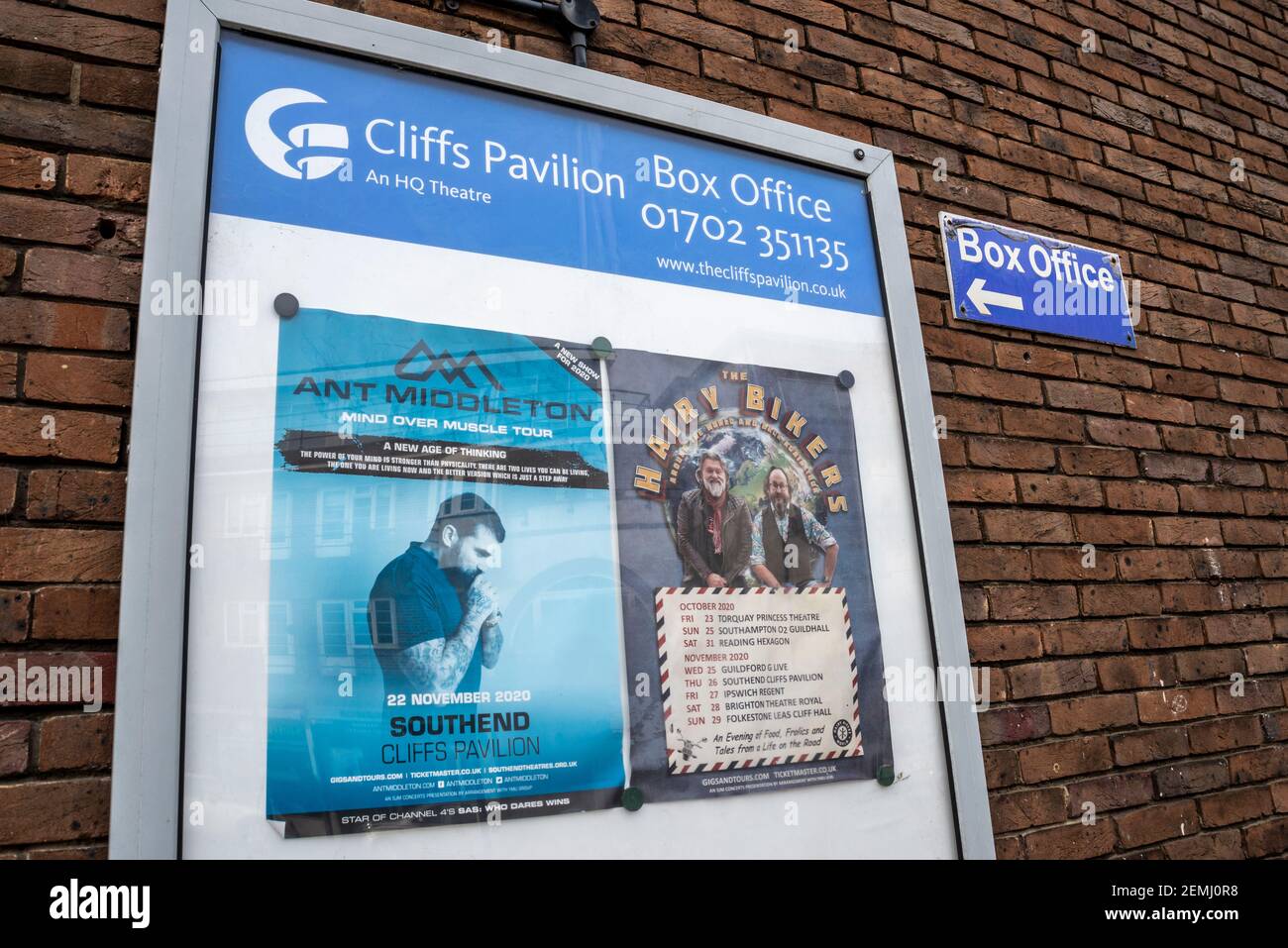 Cliffs Pavilion-Plakat an der Kasse, mit Werbung für abgesagte 2020 Veranstaltungen trotz COVID-19 Coronavirus. ANT Middleton und Hairy Bikers Tour Poster Stockfoto