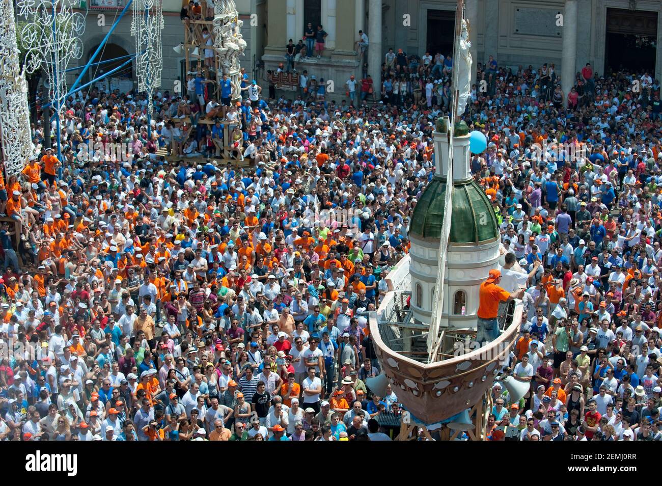 Luftaufnahme der Piazza Duomo in Nola voller Menschen während des Lily Festival (Festa dei Gigli ). Ein religiöses Fest in Nola, Süditalien. Stockfoto