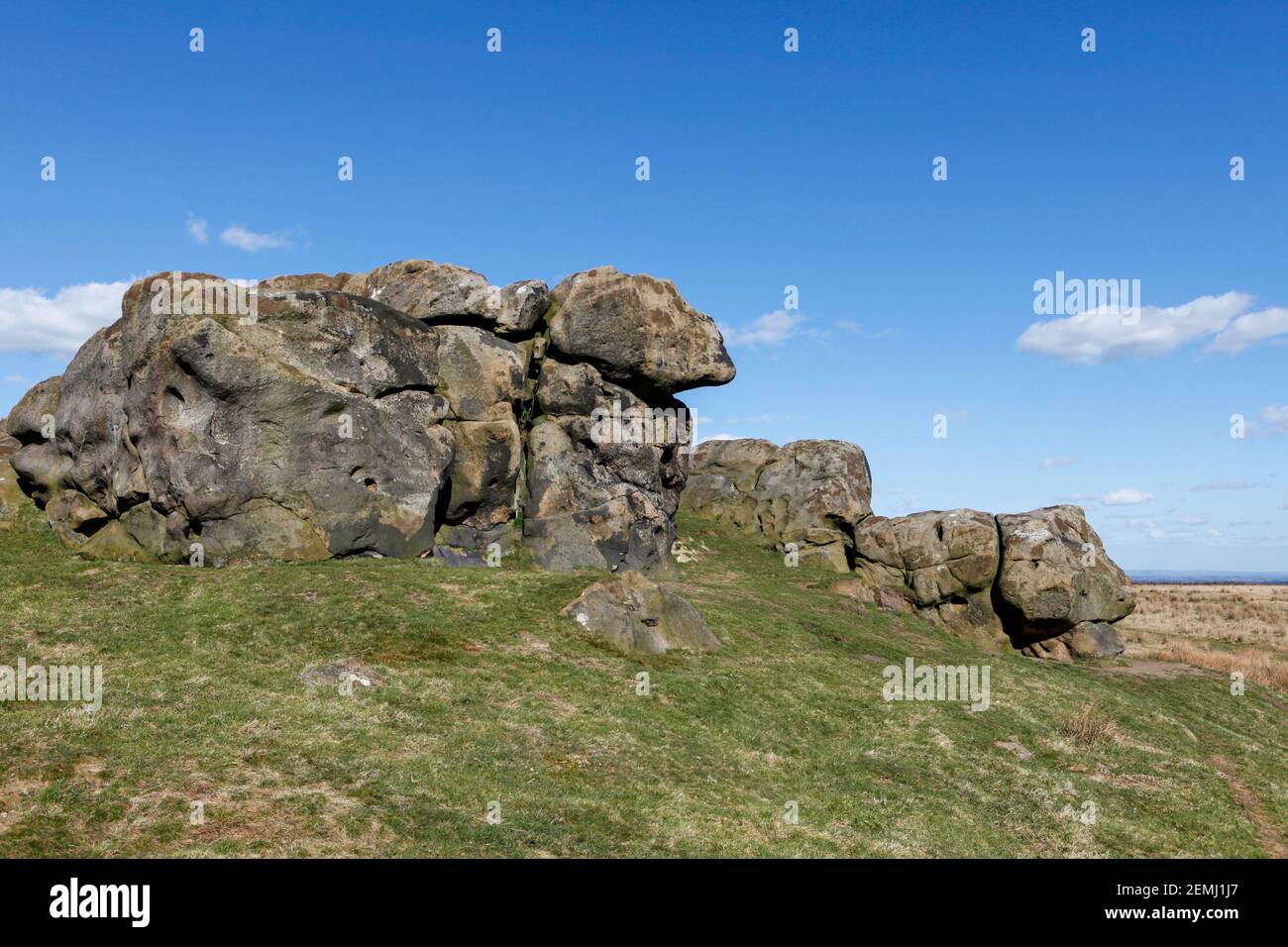 Sonniger Blick auf Little Almscliffe Crag, ein Mühlstein Gestein Ausbiss in North Yorkshire Stockfoto