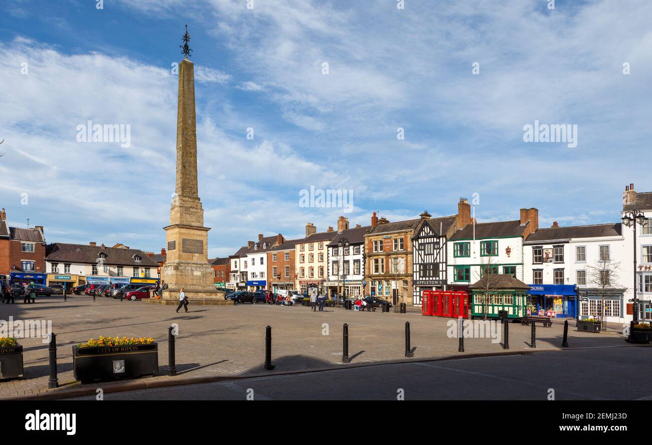 Gebäude und der Wahrzeichen Obelisk am Ripon Market Square in North Yorkshire Stockfoto