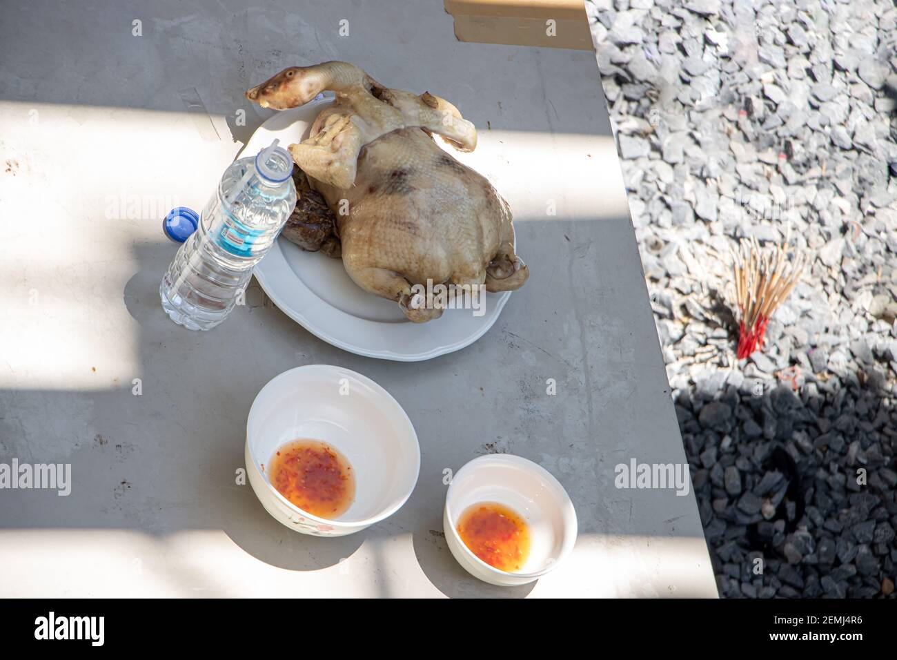 Totes Geflügel auf dem Tisch, mit Räucherstäbchen daneben, rituelle Zeremonie zur Eliminierung der Tätigkeit einer übernatürlichen Kräfte, Hinterhof der Eigentumswohnung Stockfoto