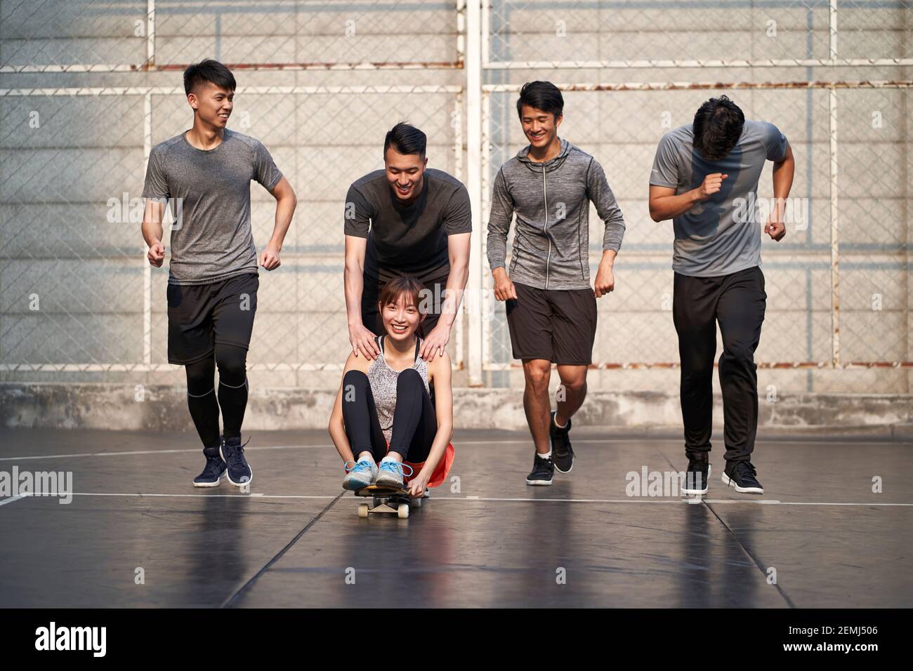 Junge asiatische Erwachsene Männer und Frauen mit Spaß mit Skateboard Im Freien Stockfoto