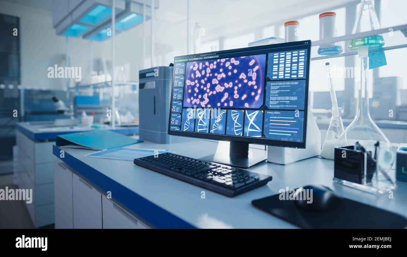 Modernes medizinisches Forschungslabor mit Computer, Mikroskop, Glasware mit Biochemikalien auf dem Schreibtisch. Scientific Lab Biotechnology Development Center Stockfoto