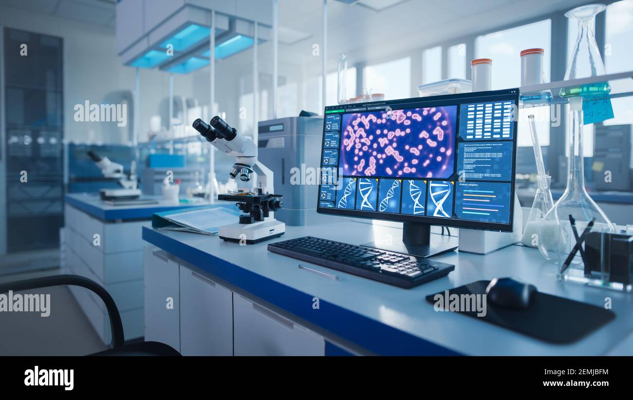 Modernes Medizinisches Forschungslabor. Wissenschaftliches Labor, Drug Engineering Center voll von High-Tech-Ausrüstung, Computer-Bildschirm zeigt DNA-Konzept Stockfoto