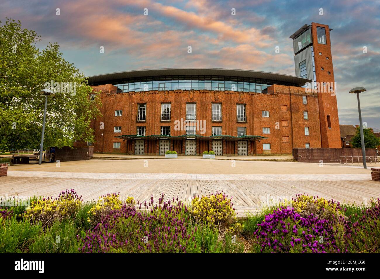 Der ursprüngliche Eingang des 1930s neu entwickelten RSC Shakespeare Theatre in Stratford-upon-Avon, England Stockfoto