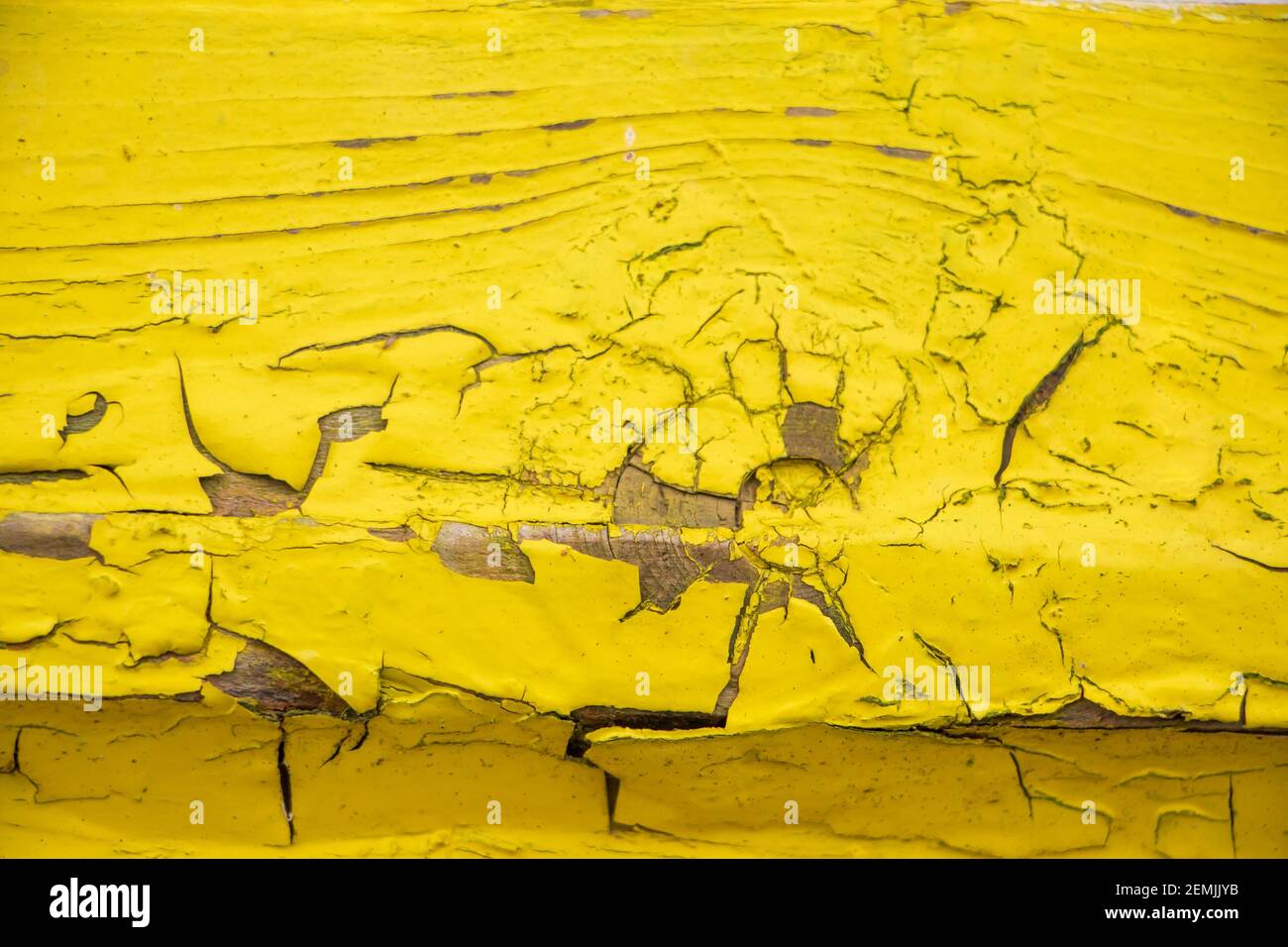 Hintergrund von alten gelben Tafeln. Nahaufnahme von Rissen und Spänen in der Farbe. Stockfoto