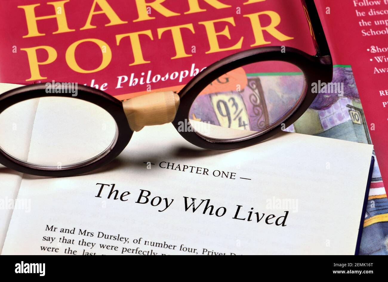 Harry Potter Buch mit Harry Potter Brille Stockfotografie - Alamy