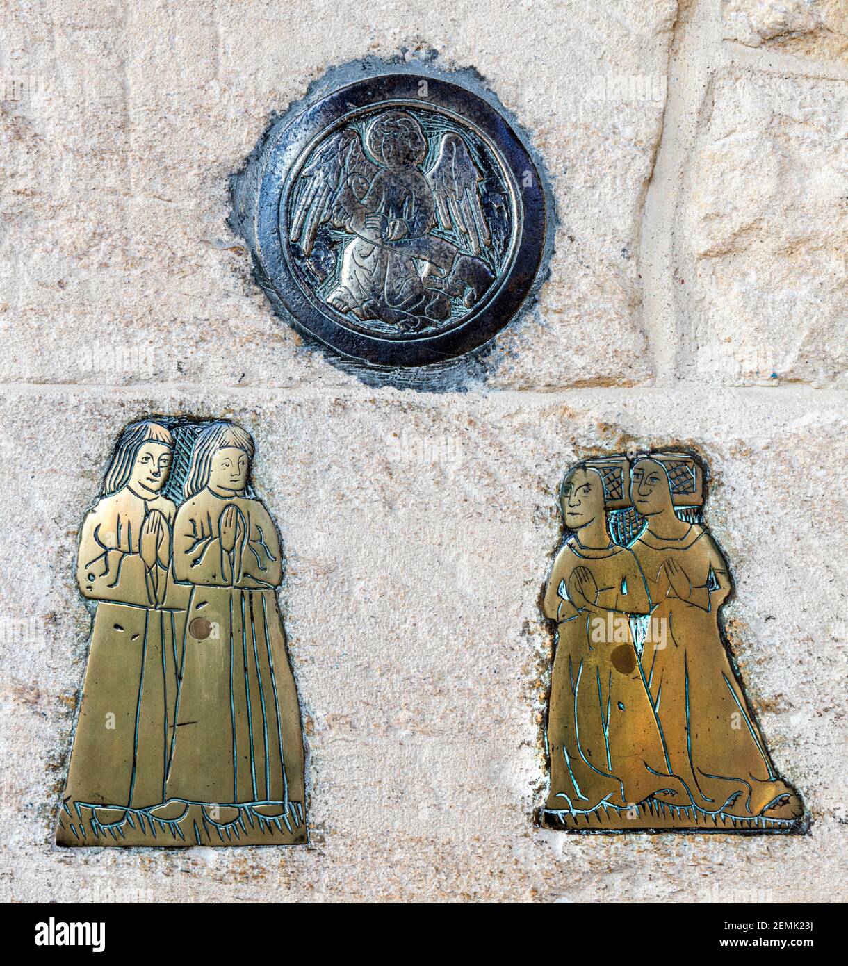 Die Bikknell brasses in der Pfarrkirche St. Peter & St. Paul in der Cotswold Stadt Northleach, Gloucestershire UK Stockfoto