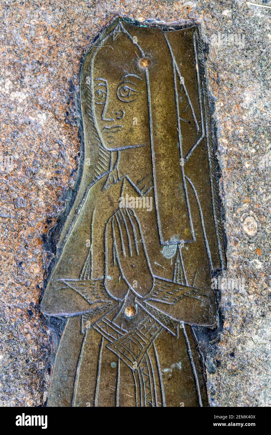 Ein Detail einer Gedenkbronze von Anne Serche Ehefrau von mercer Robert Serche (1501) in der Kirche in der Cotswold-Stadt Northleach, Gloucestershire, Großbritannien Stockfoto