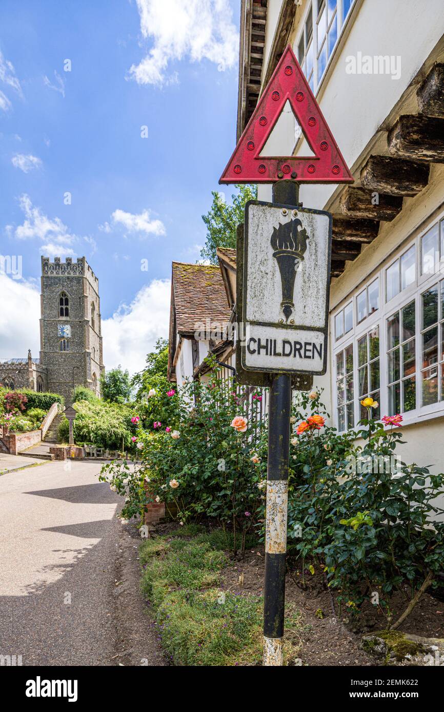 Ein altmodisches Warnschild für eine Schule im berühmten hübschen Dorf Kersey, Suffolk UK Stockfoto