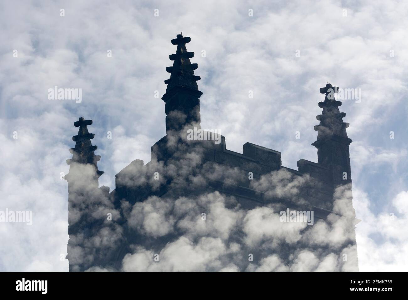 Kirchturm und geschwollene weiße Wolken. Stockfoto