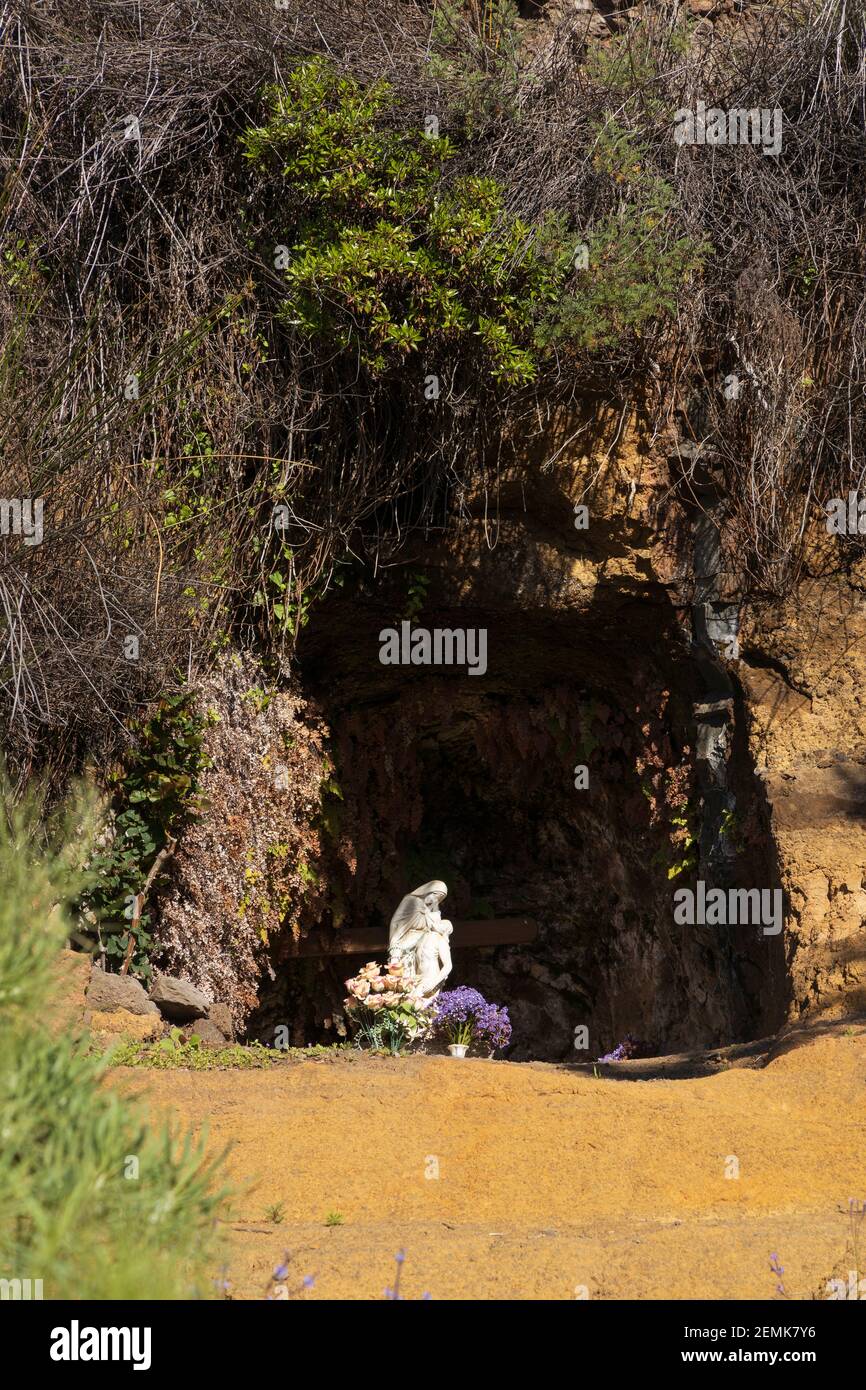 Kleiner religiöser Schrein in einer Höhle in der Nähe einer Wasserquelle auf dem El molledo zu Risco Blanco Spaziergang in Santiago del Teide Bereich, Teneriffa, Kanarische Inseln, Stockfoto
