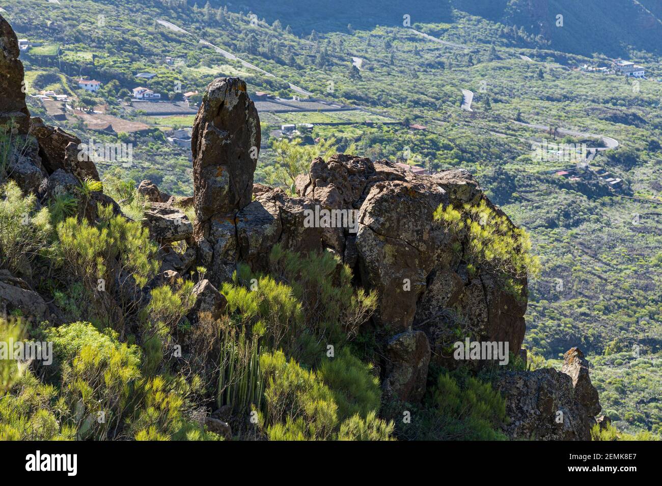 Felsformation mit Blick auf das Tal auf dem El molledo zu Risco Blanco Spaziergang in Santiago del Teide Bereich, Teneriffa, Kanarische Inseln, Stockfoto