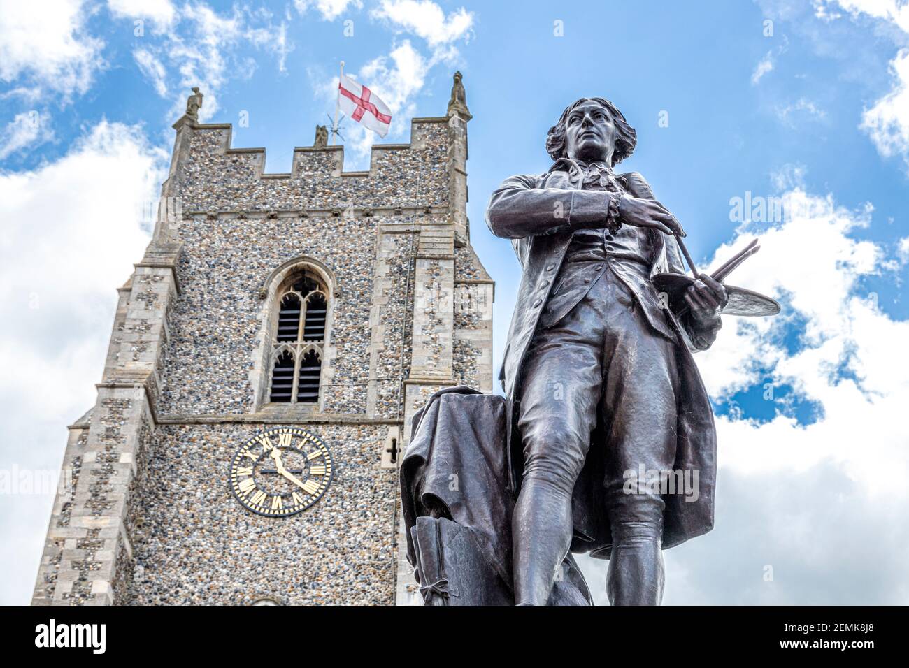 Die Statue neben der St. Peters Kirche auf dem Marktplatz, Sudbury Suffolk UK des berühmten Künstlers Thomas Gainsborough (1727 - 1788) - Er wurde in Th geboren Stockfoto