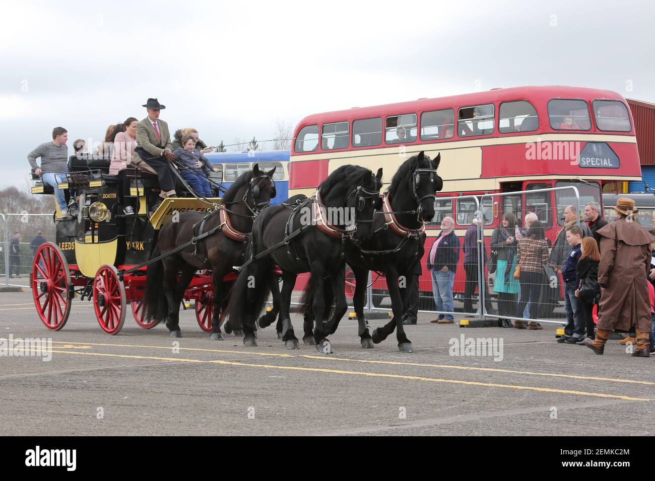 Stagecoach Garage, Kilmarnock, Schottland, Großbritannien 08 April 2018. Ein Tag der offenen Tür im Depot mit verschiedenen Bussen und Bussen sowie Demos und Geschäften. Eine Pferdekutsche gab Fahrten um den Garagenhof Stockfoto