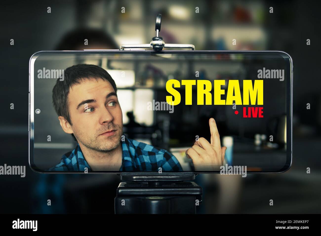 Mobile Live-Streaming-Konzept: Hand hält ein Live-Streaming zu Hause. Bildschirmgrafiken werden gebildet. Junger Videoblogger schießt Inhalt für sein Video b Stockfoto