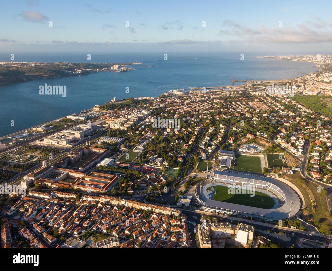 Luftaufnahme des historischen Belem Distrikts und des Tejo Flusses bei Sonnenaufgang in Lissabon, Portugal. Stockfoto