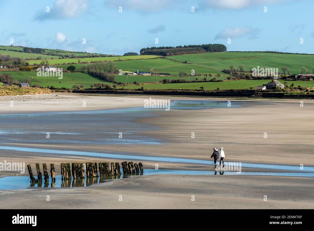 Harbor View Beach, West Cork, Irland. Februar 2021, 25th. Die Leute waren heute am Harbour View Beach und genossen das sonnige Wetter während der COVID-19 Level 5 Lockdown der irischen Regierung. Die Sperre soll bis zum 5th. April andauern. Quelle: AG News/Alamy Live News Stockfoto