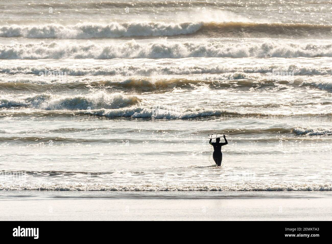 Harbor View Beach, West Cork, Irland. Februar 2021, 25th. Die Leute waren heute am Harbour View Beach und genossen das sonnige Wetter während der COVID-19 Level 5 Lockdown der irischen Regierung. Die Sperre soll bis zum 5th. April andauern. Quelle: AG News/Alamy Live News Stockfoto