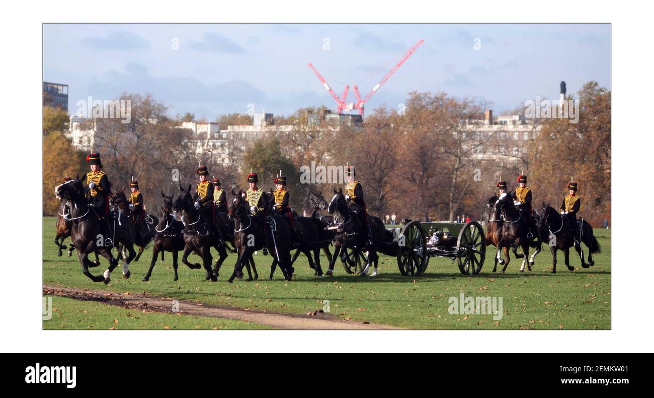 Die Königstruppe Royal Horse Artillery feuern einen 41-Kanonen-Gruß im Hyde Park, um Mittag Prinz Charles zu markieren, Geburtstag des Prinzen von Wales 60th Es ist das erste Mal, dass die Königstruppe von Ihrer Majestät der Königin angewiesen wurde, den Waffengruß zu Ehren des Geburtstages des Prinzen von Wales zu verrichten.Foto von David Sandison The Independent Stockfoto