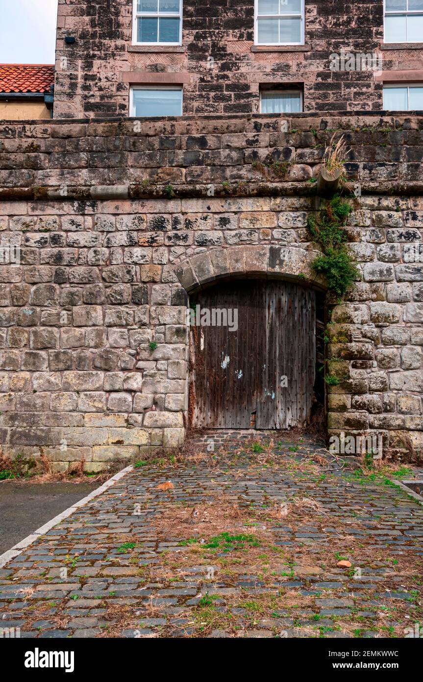 Ein altes Custom House steht auf dem alten quay Wände, die Türen zu einem Durchgang geschlossen haben Bis zur anderen Seite in Berwick upon Stockfoto