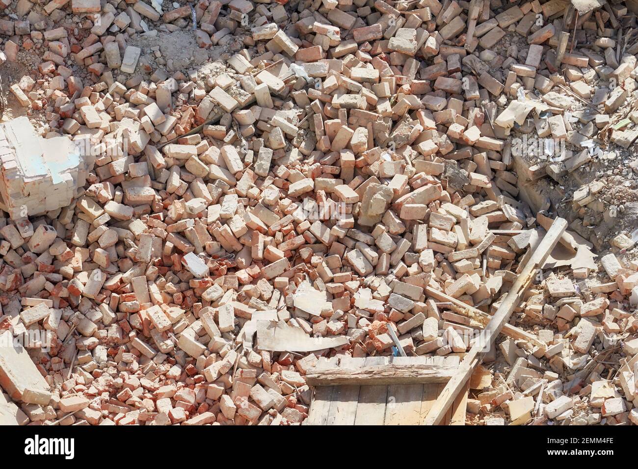 Schutt auf Abriss- oder Explosionsstelle des Gebäudes, Blick von oben. Stockfoto