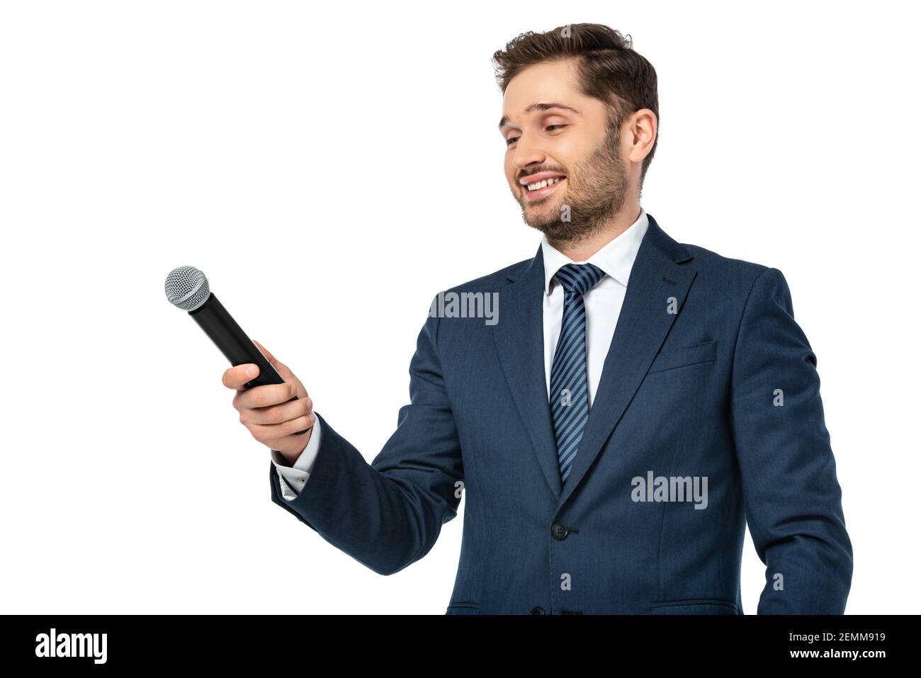 Lächelnder Nachrichtensprecher, der das Mikrofon auf Weiß isoliert hält Stockfoto