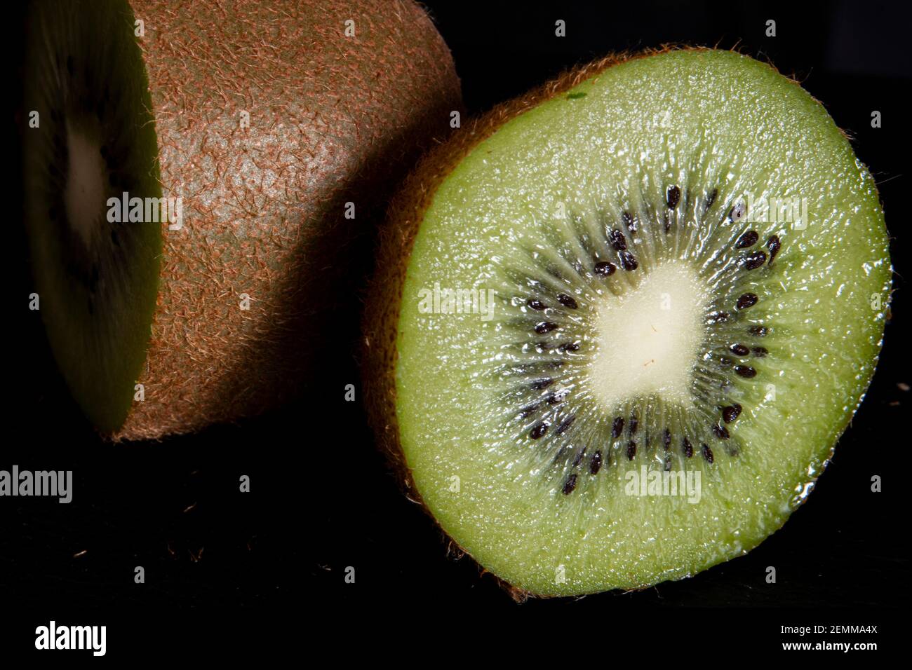 Nahaufnahme eines in Scheiben geschnittenen Kiwis Stockfoto