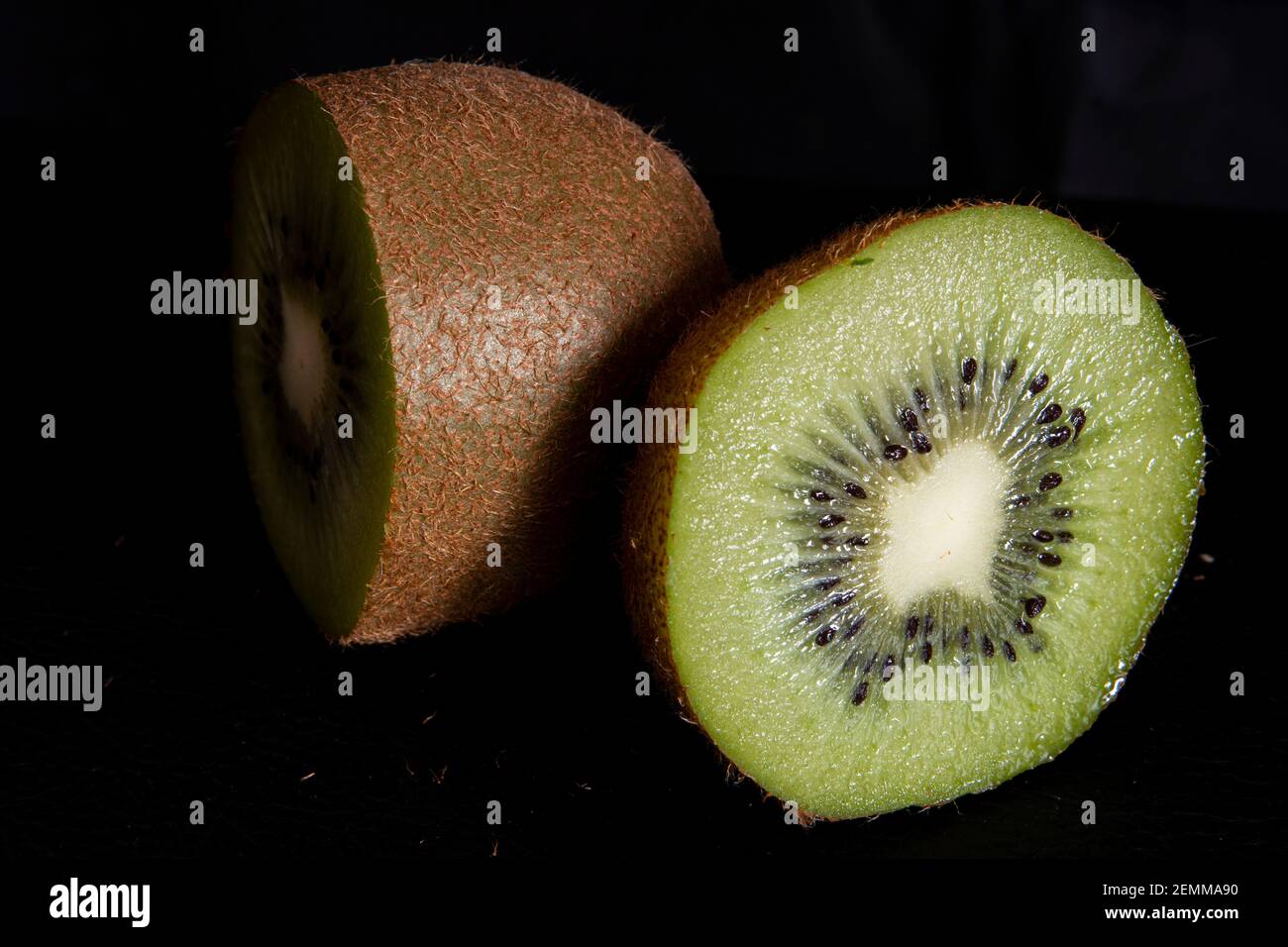 Nahaufnahme eines in Scheiben geschnittenen Kiwis Stockfoto