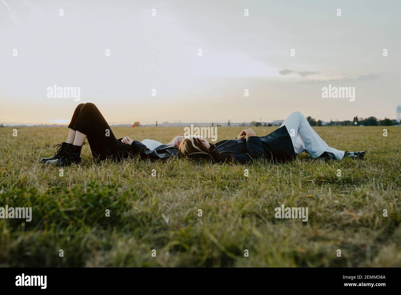 Freundinnen liegen auf Gras im Park Stockfoto