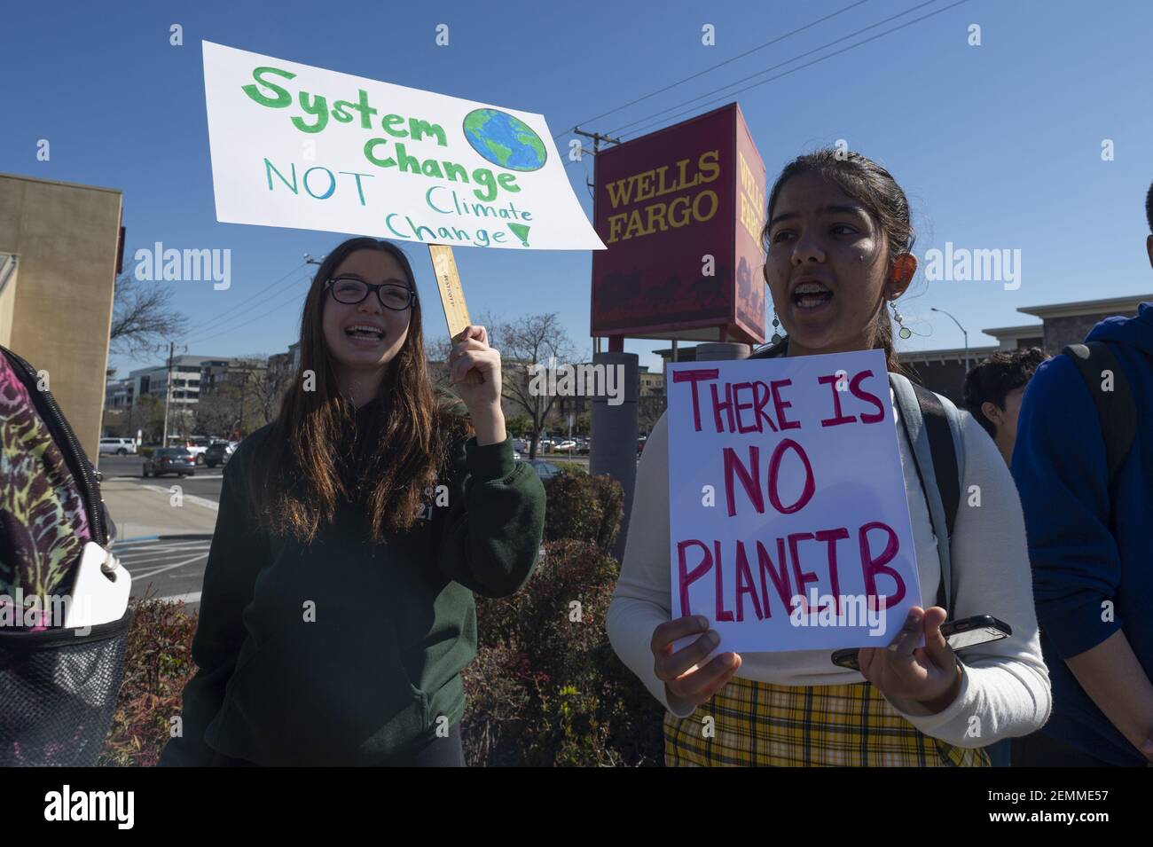 Die Schüler der Los Altos High School Diana Galstyan (L) und SIAA Singh (R) schlossen sich am 15. März 2019 im Rahmen der globalen Aktion zum Klimawandel in Los Altos, Kalifornien, USA, dem Klimawandel an und befürworten den Green New Deal der Rep. Alexandria Ocasio-Cortez. (Foto von Yichuan Cao/Sipa USA) Stockfoto