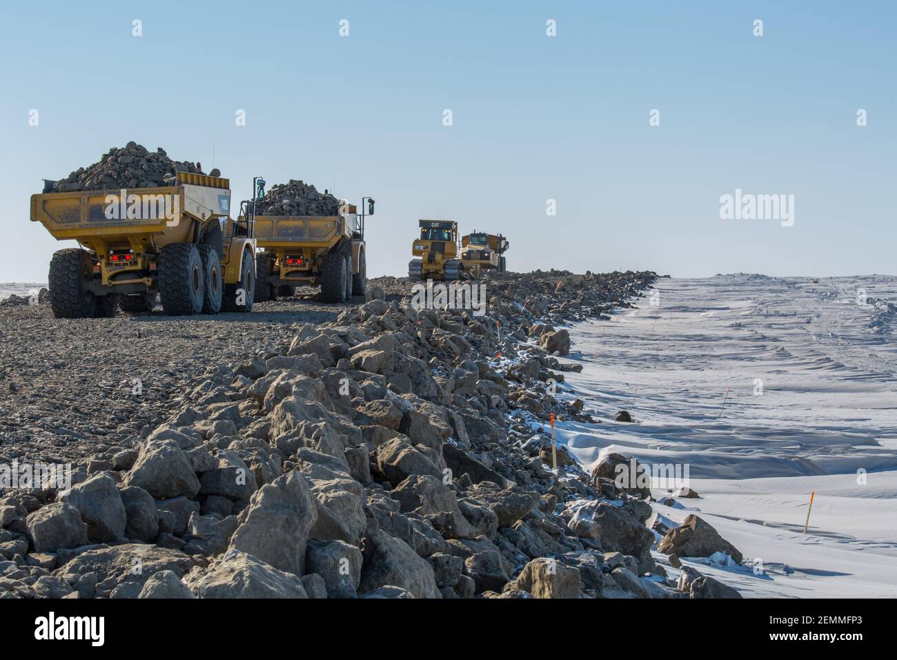 LKW schleppen Kies auf dem Inuvik-Tuktoyaktuk Highway während des Winterbaus, Nordwest-Territorien, Kanadas Arktis (April 2014) Stockfoto