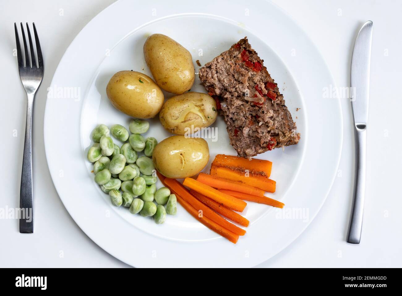 Hausgemachtes Hackbraten und Gemüse Stockfoto