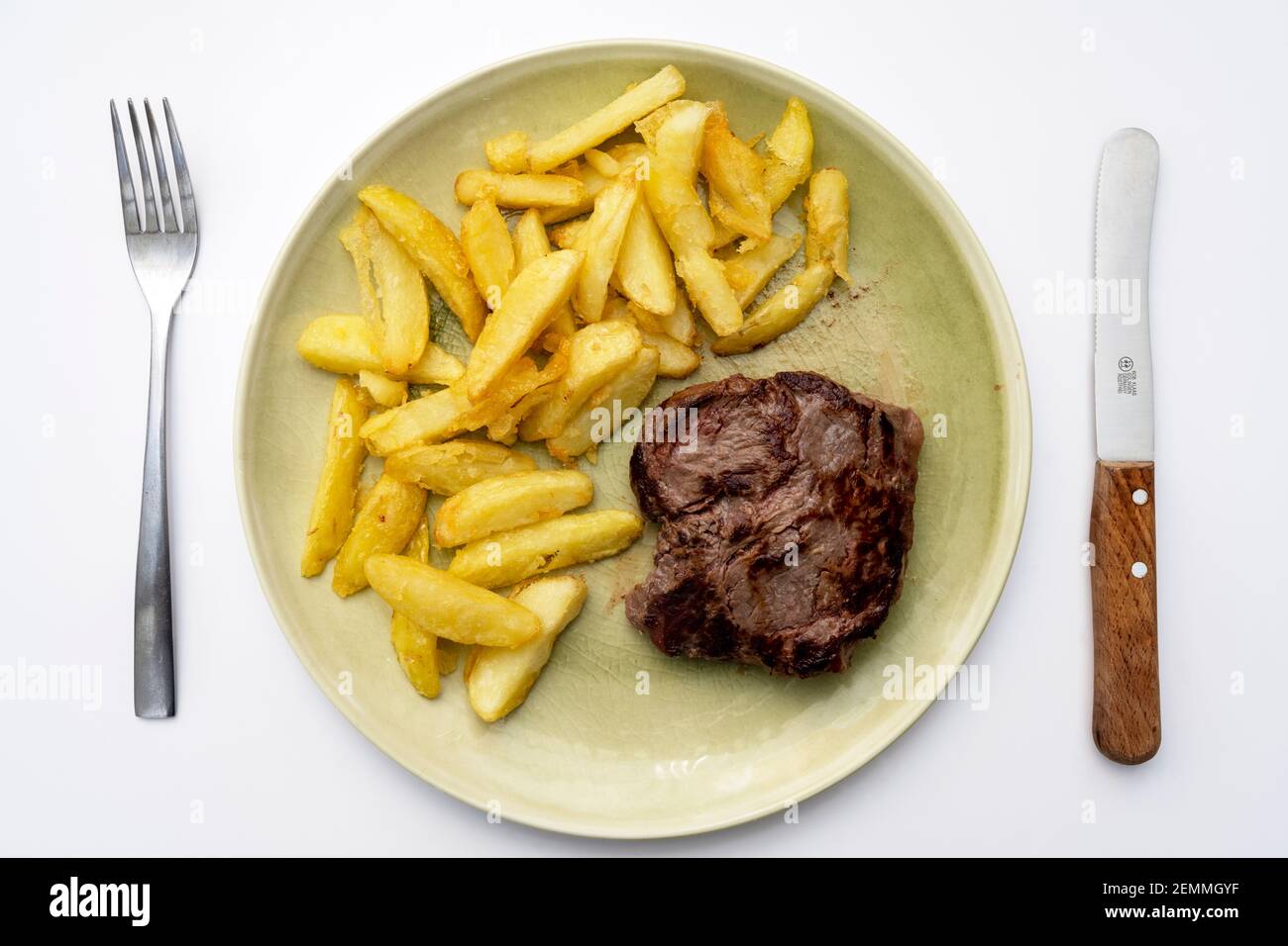 Dreifach gebratene Kartoffelchips und mittelgebratenes Steak Stockfoto