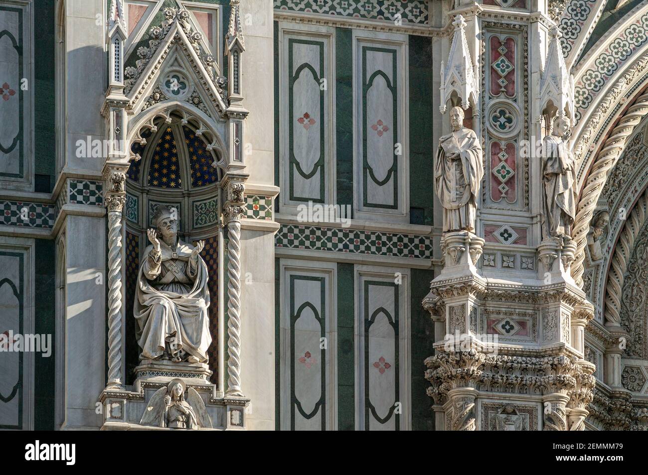 Detail der Statuen und Dekorationen, die die Fassade der Kathedrale von Santa Maria del Fiore schmücken. Florenz, Toskana, Italien, Europa Stockfoto