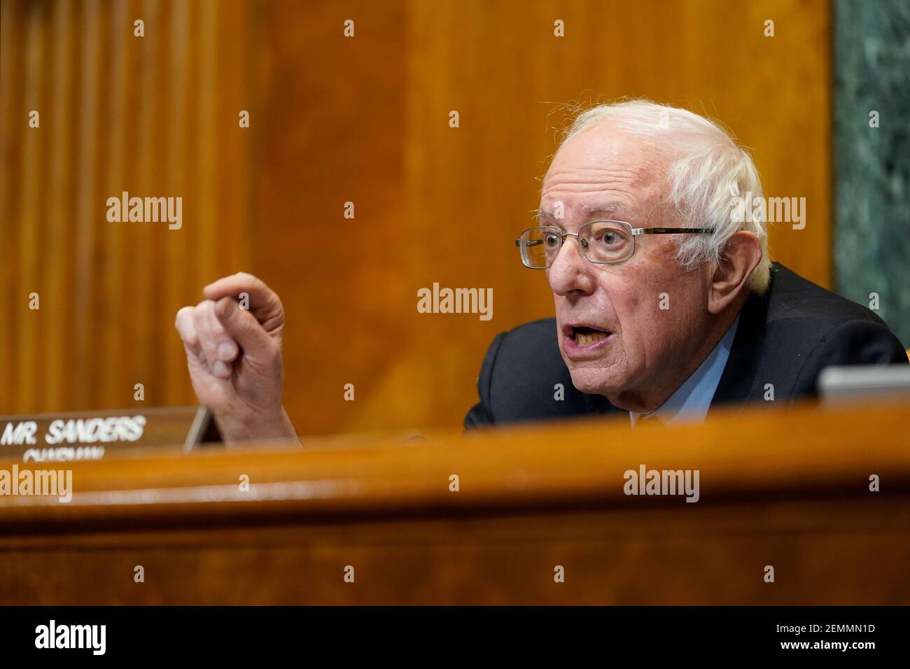Senatshaushaltsausschuss Vorsitzender Sen. Bernie Sanders, I-V., spricht während einer Anhörung auf Capitol Hill in Washington, Donnerstag, 25. Februar 2021, die Prüfung der Löhne bei großen profitablen Unternehmen. (Foto von Susan Walsh/Pool/Sipa USA) Stockfoto