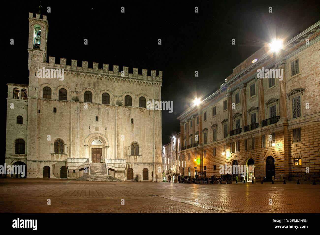 Nachtansicht des imposanten Palazzo dei Consoli auf der Piazza Grande, in Gubbio. Provinz Perugia, Umbrien, Italien, Europa Stockfoto