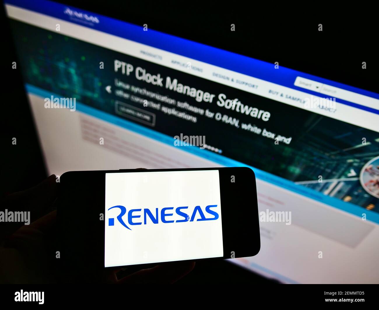 Person hält Smartphone mit Logo der japanischen Firma Renesas Electronics Corporation auf dem Bildschirm vor der Website. Konzentrieren Sie sich auf die Telefonanzeige. Stockfoto