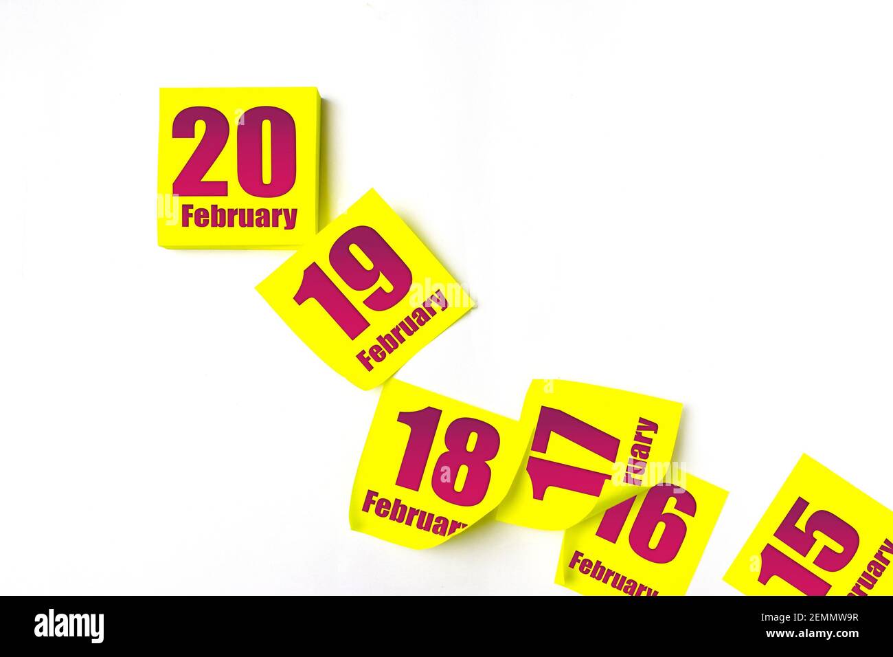 Februar 20th. Tag 20 des Monats, Kalenderdatum. Viele gelbe Blätter des Kalenders. Winter Monat, Tag des Jahres Konzept Stockfoto