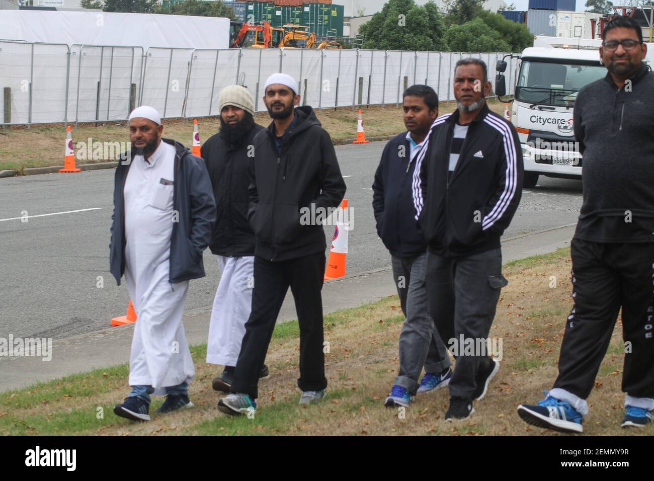 Shabir Khan (L) wurde als er fünf muslimische Gemeindemitglieder auf den Friedhof führte, wo die 50 Getöteten am montagnachmittag begraben werden. (Foto von Adam Bradley / SOPA Images/Sipa USA) Stockfoto