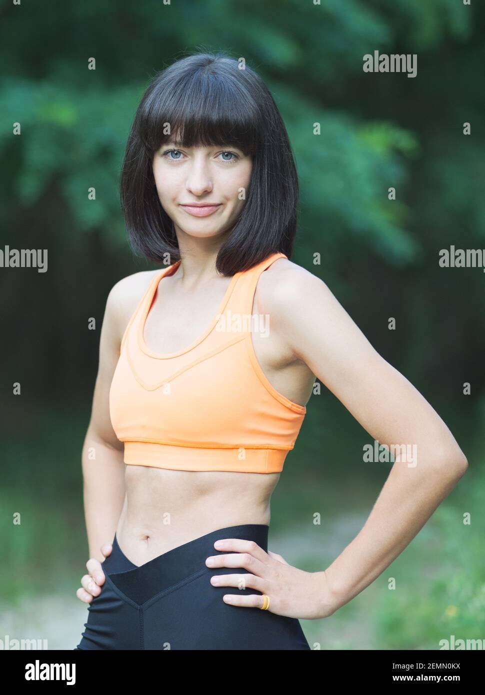 Porträt einer hübschen sportlichen jungen mageren Frau im Freien Stockfoto