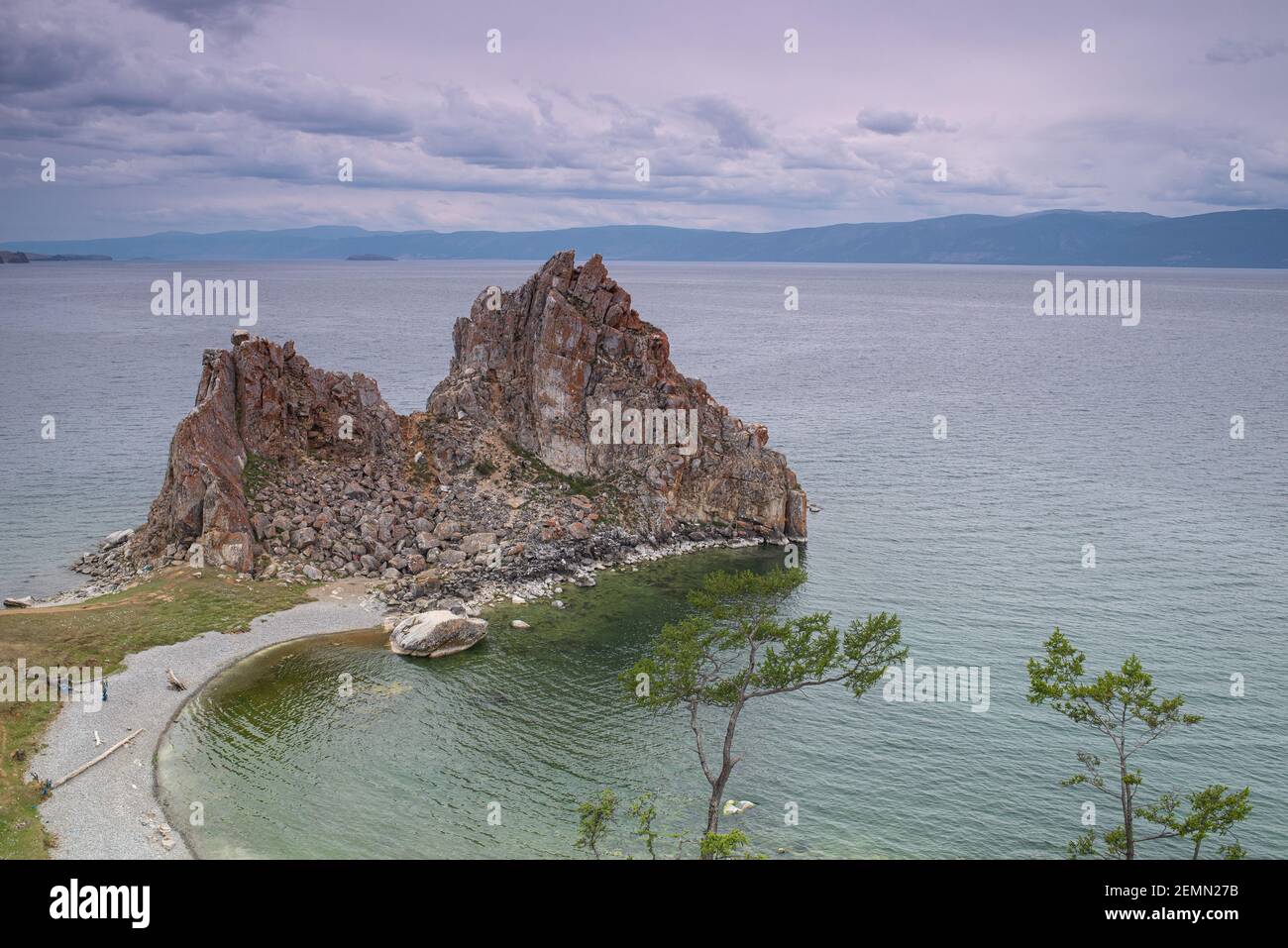Shamanka Rock an einem bewölkten Tag in der Nähe von Khuzhir, Hauptort auf der Insel Olchon im Baikalsee in Ostsibirien. Das Foto wurde im Sommer im Juli aufgenommen Stockfoto